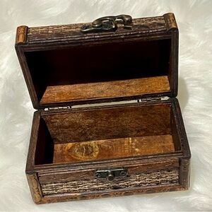 small Wooden Treasure Chests, crafted with real wood.

* jewelry not included*
